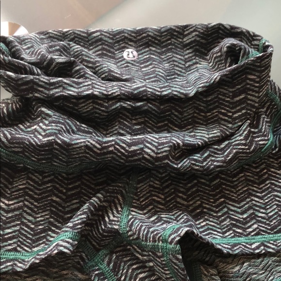 Lulu lemon patterned boogie shorts - Picture 4 of 4